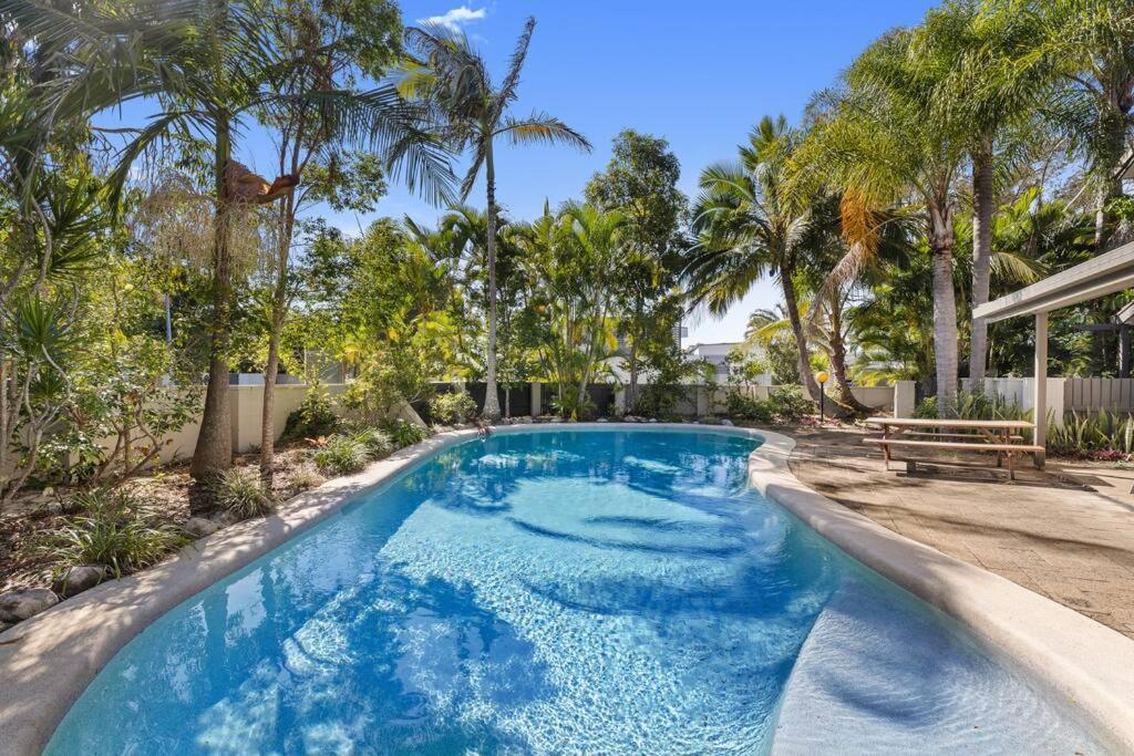Stylish Townhouse, Private Courtyard Walk To Beach Noosaville Zewnętrze zdjęcie
